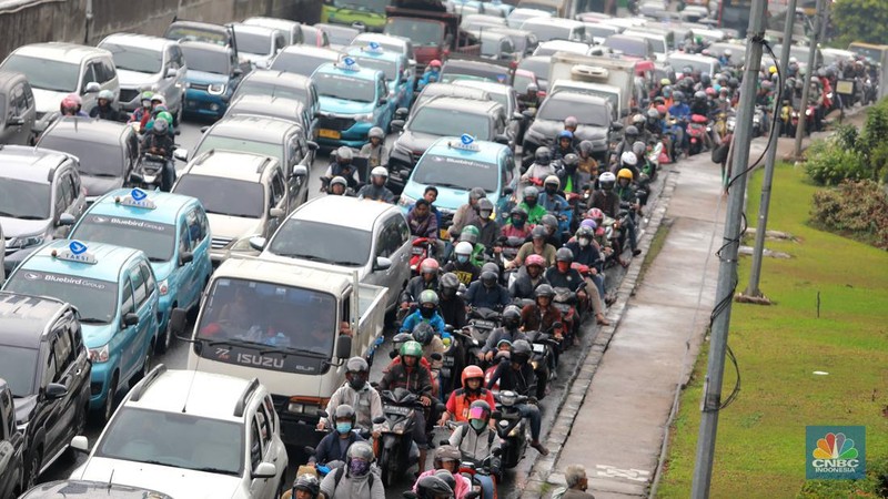 Kemacetan parah terjadi di Jalan Raya TB Simatupang, Jakarta Selatan, Jumat (24/2/2023). Pengendara terjebak 30 menit dari Flyover Tol Andara hingga menuju jalan Cilandak. (CNBC Indonesia/Muhammad Sabki)