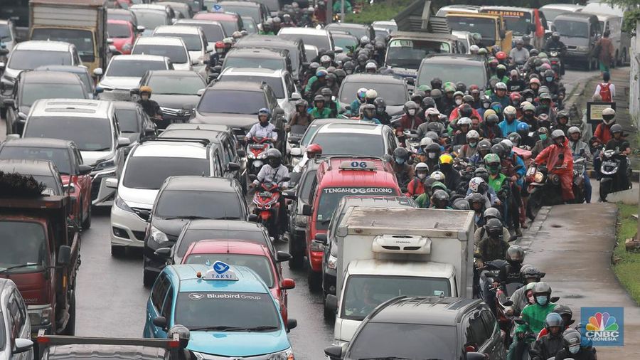 Kemacetan parah terjadi di Jalan Raya TB Simatupang, Jakarta Selatan, Jumat (24/2/2023). Pengendara terjebak 30 menit dari Flyover Tol Andara hingga menuju jalan Cilandak. (CNBC Indonesia/Muhammad Sabki)