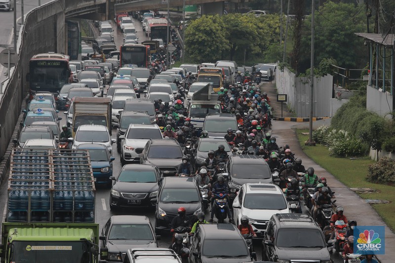 Kemacetan parah terjadi di Jalan Raya TB Simatupang, Jakarta Selatan, Jumat (24/2/2023). Pengendara terjebak 30 menit dari Flyover Tol Andara hingga menuju jalan Cilandak. (CNBC Indonesia/Muhammad Sabki)