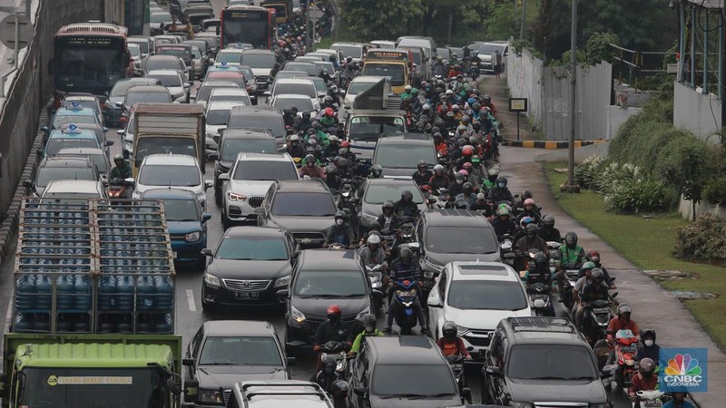 Kemacetan parah terjadi di Jalan Raya TB Simatupang, Jakarta Selatan, Jumat (24/2/2023). Pengendara terjebak 30 menit dari Flyover Tol Andara hingga menuju jalan Cilandak. (CNBC Indonesia/Muhammad Sabki)