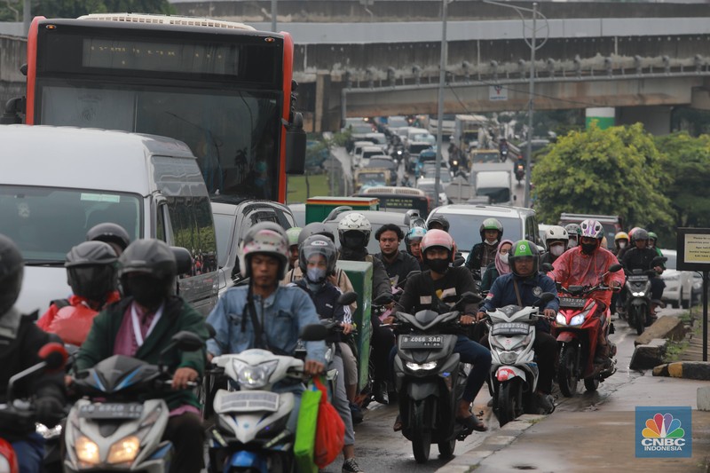 Kemacetan parah terjadi di Jalan Raya TB Simatupang, Jakarta Selatan, Jumat (24/2/2023). Pengendara terjebak 30 menit dari Flyover Tol Andara hingga menuju jalan Cilandak. (CNBC Indonesia/Muhammad Sabki)