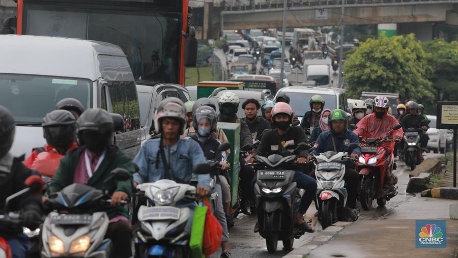 Kemacetan parah terjadi di Jalan Raya TB Simatupang, Jakarta Selatan, Jumat (24/2/2023). Pengendara terjebak 30 menit dari Flyover Tol Andara hingga menuju jalan Cilandak. (CNBC Indonesia/Muhammad Sabki)