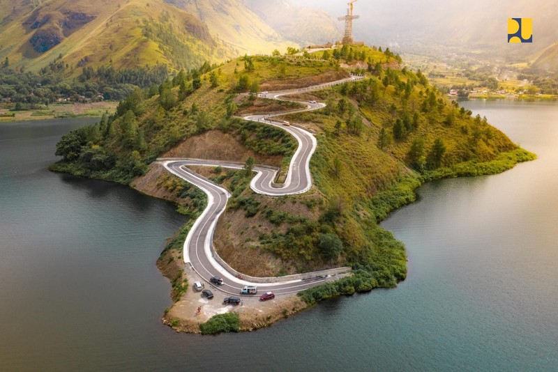 Kementerian Pekerjaan Umum dan Perumahan Rakyat (PUPR) telah menyelesaikan 24 pekerjaan konstruksi jalan dan jembatan di kawasan pariwisata Danau Toba, Sumatera Utara. Kementerian Pekerjaan Umum dan Perumahan Rakyat (PUPR) telah menyelesaikan 24 pekerjaan konstruksi jalan dan jembatan di kawasan pariwisata Danau Toba, Sumatera Utara. (Dok. Kementerian PUPR)