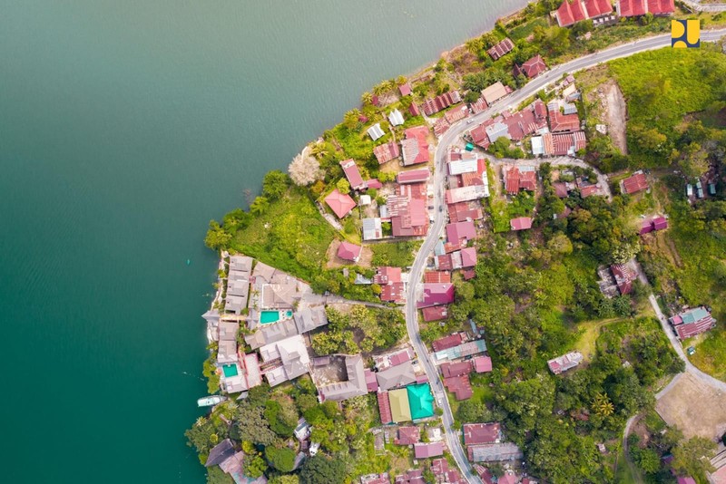 Kementerian Pekerjaan Umum dan Perumahan Rakyat (PUPR) telah menyelesaikan 24 pekerjaan konstruksi jalan dan jembatan di kawasan pariwisata Danau Toba, Sumatera Utara. Kementerian Pekerjaan Umum dan Perumahan Rakyat (PUPR) telah menyelesaikan 24 pekerjaan konstruksi jalan dan jembatan di kawasan pariwisata Danau Toba, Sumatera Utara. (Dok. Kementerian PUPR)