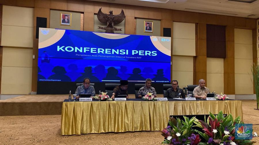 Konferensi pers penjelasan atas penanganan internal saudara RAT di kantor pusat Ditjen Pajak. (CNBC Indonesia/Anisa Sopiah)