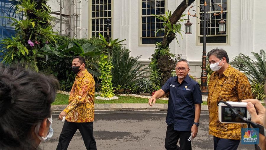 Menteri Koordinator Bidang Perekonomian Airlangga Hartarto, Menteri Pertanian Syahrul Yasin Limpo, Menteri Perdagangan Zulkifli Hasan, Kepala Badan Pangan Nasional Arief Prasetyo saat melakukan rapat terbatas dengan Presiden Jokowi mengenai pengamanan ketersediaan pangan di bulan Ramadhan 2023. (CNBC Indonesia/Emir Yanwardhana)