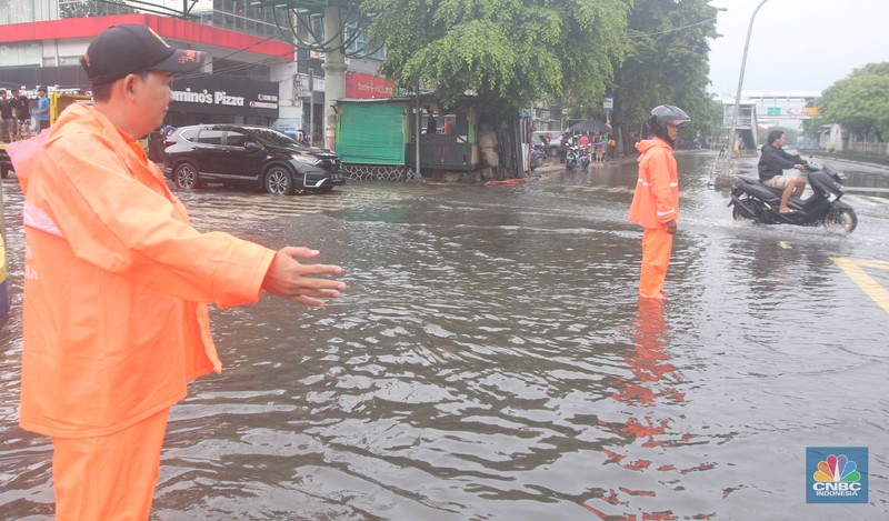 Pengendara melintasi genangan di Kawasan Green Garden, Kedoya, Jakarta Barat, Jumat (24/2/2023). Pengendara melintasi genangan di Kawasan Green Garden, Kedoya, Jakarta Barat, Jumat (24/2/2023). (CNBC Indonesia/ Muhammad Sabki)