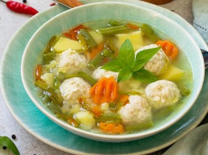3 Resep Sup Bakso Ayam Kuah Kaldu Bening yang Ringan Segar
