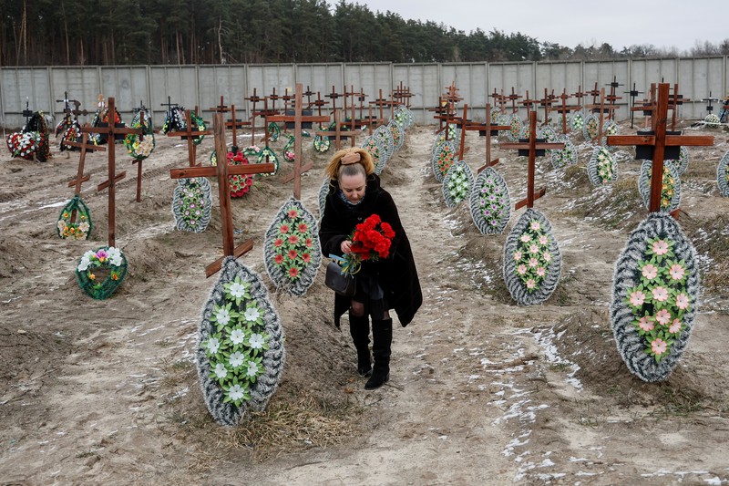 Istri Natalia bereaksi di makam Vasyl Maznichenko, penduduk lokal yang dibunuh oleh tentara Rusia selama pendudukan kota Bucha, pada hari peringatan pertama serangan Rusia di Ukraina, di pemakaman kota, di luar Kyiv, Ukraina 24 Februari 2023. Istri Natalia bereaksi di makam Vasyl Maznichenko, penduduk lokal yang dibunuh oleh tentara Rusia selama pendudukan kota Bucha, pada hari peringatan pertama serangan Rusia di Ukraina, di pemakaman kota, di luar Kyiv, Ukraina 24 Februari 2023. (REUTERS/Valentyn Ogirenko)