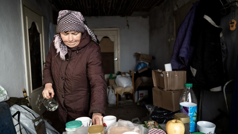 Seorang wanita terlihat di dalam rumahnya yang dihancurkan oleh tentara Rusia saat peringatan pertama perang antara Rusia dan Ukraina semakin dekat di Partyzanske di Mykolaiv, Ukraina pada 23 Februari 2023. (Vincenzo Circosta/Anadolu Agency via Getty Images)