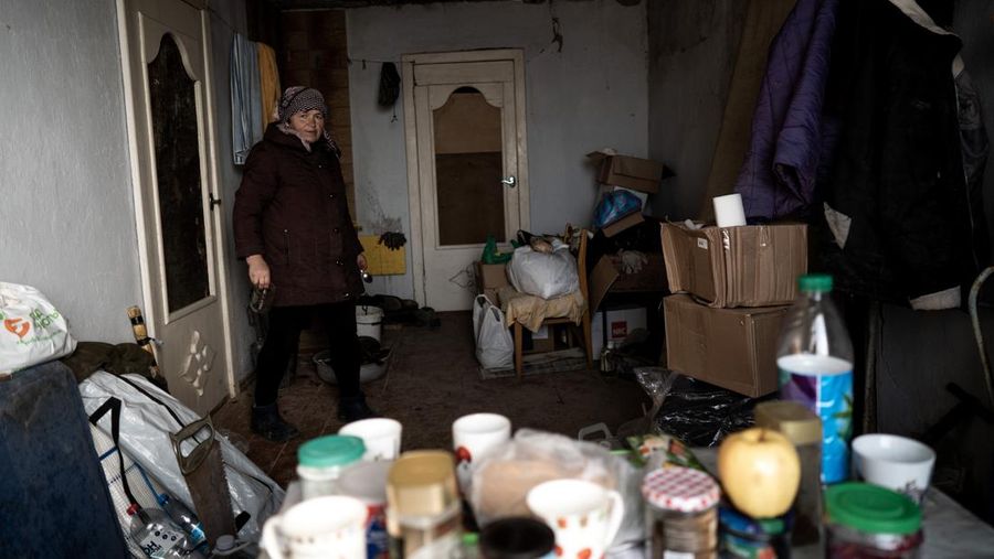 Seorang wanita terlihat di dalam rumahnya yang dihancurkan oleh tentara Rusia saat peringatan pertama perang antara Rusia dan Ukraina semakin dekat di Partyzanske di Mykolaiv, Ukraina pada 23 Februari 2023. (Vincenzo Circosta/Anadolu Agency via Getty Images)