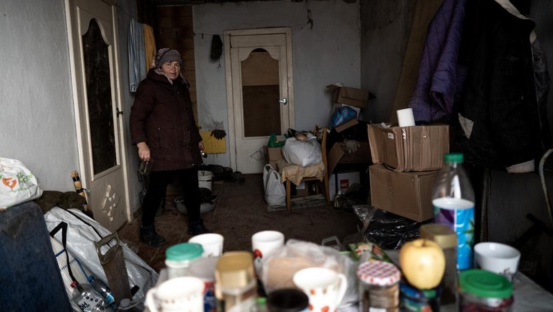 Seorang wanita terlihat di dalam rumahnya yang dihancurkan oleh tentara Rusia saat peringatan pertama perang antara Rusia dan Ukraina semakin dekat di Partyzanske di Mykolaiv, Ukraina pada 23 Februari 2023. (Vincenzo Circosta/Anadolu Agency via Getty Images)
