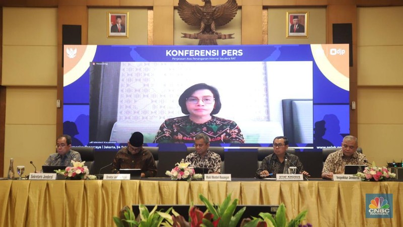 Wakil Menteri Keuangan Suahasil Nazara bersama para petinggi di Kementerian Keuangan memimpin konferensi pers penjelasan atas penanganan internal saudara RAT di kantor pusat Ditjen Pajak, Jakarta, Jumat (24/2/2023). (CNBC Indonesia/Muhammad Sabki)