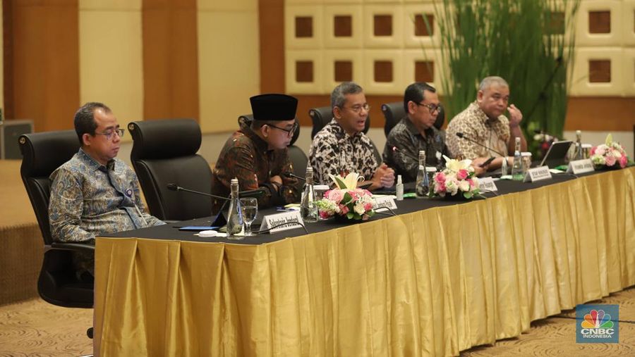 Wakil Menteri Keuangan Suahasil Nazara bersama para petinggi di Kementerian Keuangan memimpin konferensi pers penjelasan atas penanganan internal saudara RAT di kantor pusat Ditjen Pajak, Jakarta, Jumat (24/2/2023). (CNBC Indonesia/Muhammad Sabki)