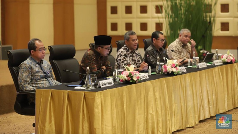 Wakil Menteri Keuangan Suahasil Nazara bersama para petinggi di Kementerian Keuangan memimpin konferensi pers penjelasan atas penanganan internal saudara RAT di kantor pusat Ditjen Pajak, Jakarta, Jumat (24/2/2023). (CNBC Indonesia/Muhammad Sabki)