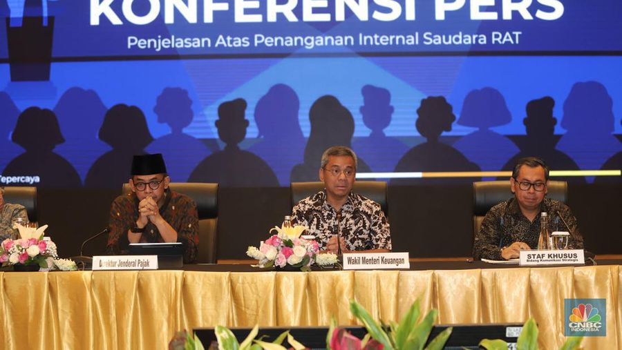 Wakil Menteri Keuangan Suahasil Nazara bersama para petinggi di Kementerian Keuangan memimpin konferensi pers penjelasan atas penanganan internal saudara RAT di kantor pusat Ditjen Pajak, Jakarta, Jumat (24/2/2023). (CNBC Indonesia/Muhammad Sabki)
