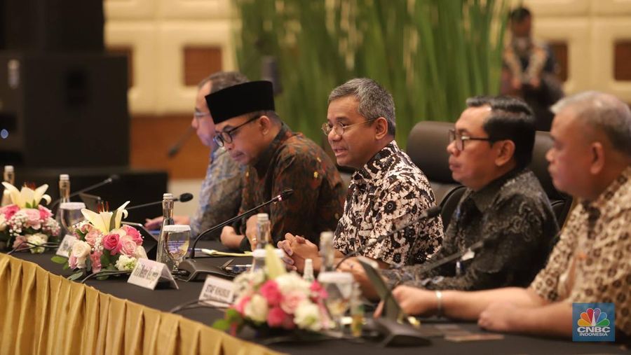 Wakil Menteri Keuangan Suahasil Nazara bersama para petinggi di Kementerian Keuangan memimpin konferensi pers penjelasan atas penanganan internal saudara RAT di kantor pusat Ditjen Pajak, Jakarta, Jumat (24/2/2023). (CNBC Indonesia/Muhammad Sabki)