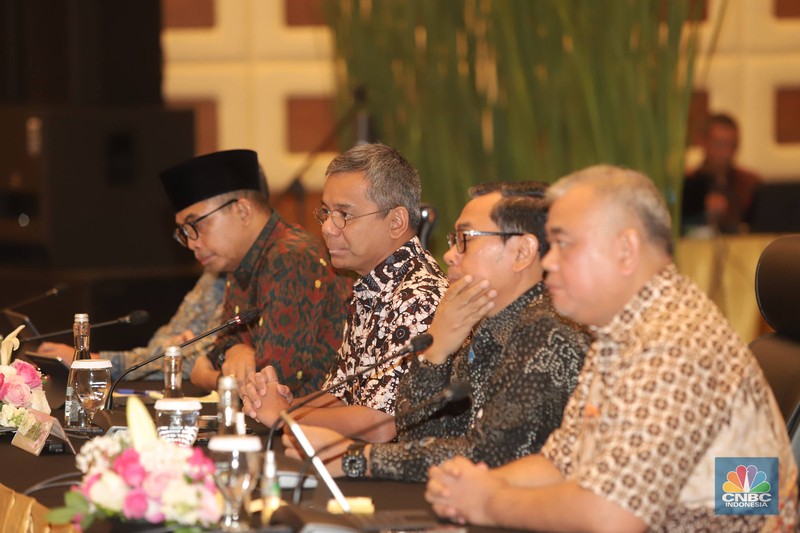 Wakil Menteri Keuangan Suahasil Nazara bersama para petinggi di Kementerian Keuangan memimpin konferensi pers penjelasan atas penanganan internal saudara RAT di kantor pusat Ditjen Pajak, Jakarta, Jumat (24/2/2023). (CNBC Indonesia/Muhammad Sabki) Wakil Menteri Keuangan Suahasil Nazara bersama para petinggi di Kementerian Keuangan memimpin konferensi pers penjelasan atas penanganan internal saudara RAT di kantor pusat Ditjen Pajak, Jakarta, Jumat (24/2/2023). (CNBC Indonesia/Muhammad Sabki)