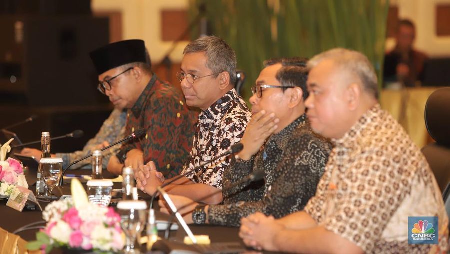 Wakil Menteri Keuangan Suahasil Nazara bersama para petinggi di Kementerian Keuangan memimpin konferensi pers penjelasan atas penanganan internal saudara RAT di kantor pusat Ditjen Pajak, Jakarta, Jumat (24/2/2023). (CNBC Indonesia/Muhammad Sabki)