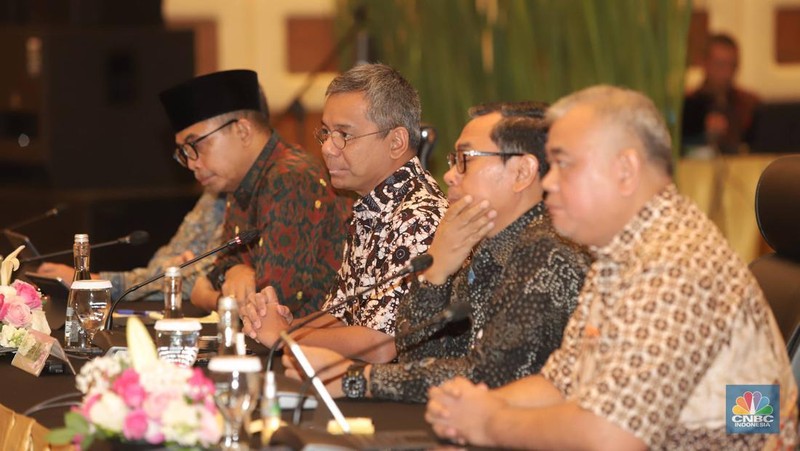 Wakil Menteri Keuangan Suahasil Nazara bersama para petinggi di Kementerian Keuangan memimpin konferensi pers penjelasan atas penanganan internal saudara RAT di kantor pusat Ditjen Pajak, Jakarta, Jumat (24/2/2023). (CNBC Indonesia/Muhammad Sabki)