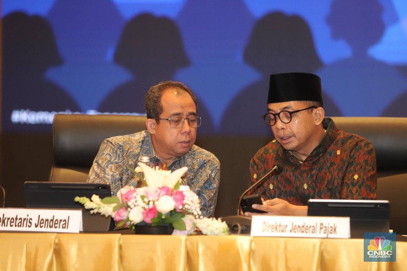 Wakil Menteri Keuangan Suahasil Nazara bersama para petinggi di Kementerian Keuangan memimpin konferensi pers penjelasan atas penanganan internal saudara RAT di kantor pusat Ditjen Pajak, Jakarta, Jumat (24/2/2023). (CNBC Indonesia/Muhammad Sabki) Wakil Menteri Keuangan Suahasil Nazara bersama para petinggi di Kementerian Keuangan memimpin konferensi pers penjelasan atas penanganan internal saudara RAT di kantor pusat Ditjen Pajak, Jakarta, Jumat (24/2/2023). (CNBC Indonesia/Muhammad Sabki)
