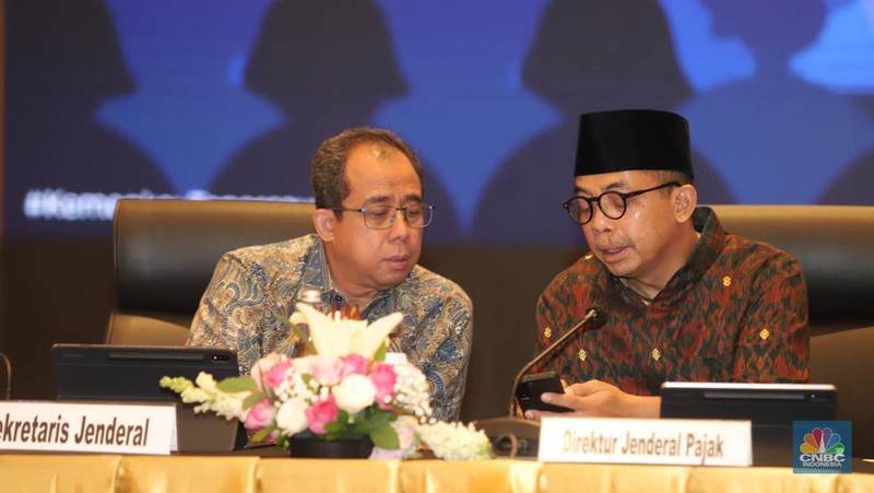 Wakil Menteri Keuangan Suahasil Nazara bersama para petinggi di Kementerian Keuangan memimpin konferensi pers penjelasan atas penanganan internal saudara RAT di kantor pusat Ditjen Pajak, Jakarta, Jumat (24/2/2023). (CNBC Indonesia/Muhammad Sabki)