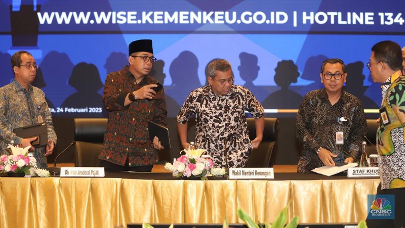 Wakil Menteri Keuangan Suahasil Nazara bersama para petinggi di Kementerian Keuangan memimpin konferensi pers penjelasan atas penanganan internal saudara RAT di kantor pusat Ditjen Pajak, Jakarta, Jumat (24/2/2023). (CNBC Indonesia/Muhammad Sabki)