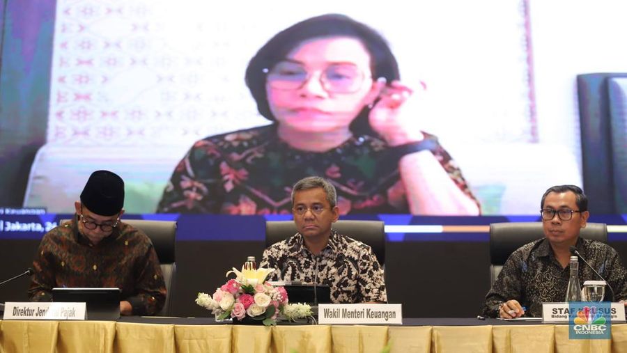 Wakil Menteri Keuangan Suahasil Nazara bersama para petinggi di Kementerian Keuangan memimpin konferensi pers penjelasan atas penanganan internal saudara RAT di kantor pusat Ditjen Pajak, Jakarta, Jumat (24/2/2023). (CNBC Indonesia/Muhammad Sabki)