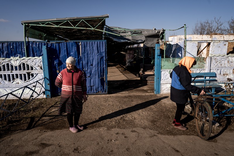 Seorang wanita terlihat di dalam rumahnya yang dihancurkan oleh tentara Rusia saat peringatan pertama perang antara Rusia dan Ukraina semakin dekat di Partyzanske di Mykolaiv, Ukraina pada 23 Februari 2023. (Vincenzo Circosta/Anadolu Agency via Getty Images)