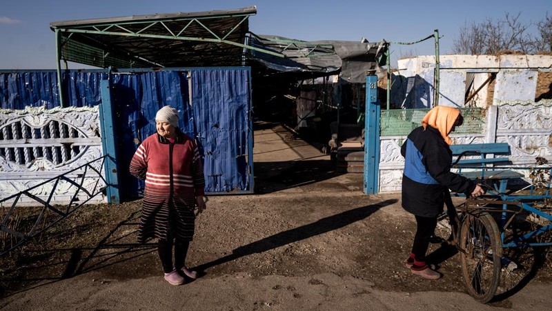 Seorang wanita terlihat di dalam rumahnya yang dihancurkan oleh tentara Rusia saat peringatan pertama perang antara Rusia dan Ukraina semakin dekat di Partyzanske di Mykolaiv, Ukraina pada 23 Februari 2023. (Vincenzo Circosta/Anadolu Agency via Getty Images)