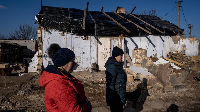 Seorang wanita terlihat di dalam rumahnya yang dihancurkan oleh tentara Rusia saat peringatan pertama perang antara Rusia dan Ukraina semakin dekat di Partyzanske di Mykolaiv, Ukraina pada 23 Februari 2023. (Vincenzo Circosta/Anadolu Agency via Getty Images)