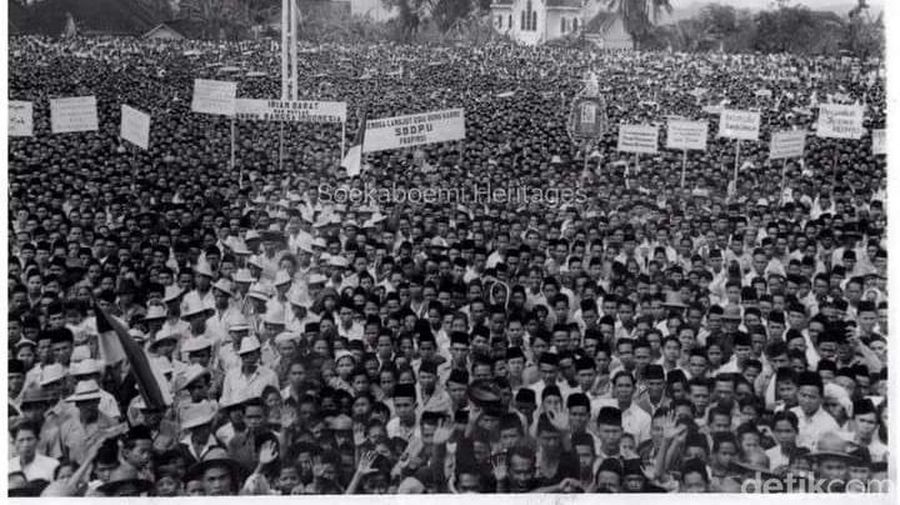Warga Sukabumi menyemut di Lapang Merdeka  saat mendengarkan pidato dari Bung Karno