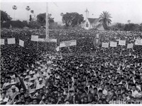 Warga Sukabumi menyemut di Lapang Merdeka  saat mendengarkan pidato dari Bung Karno