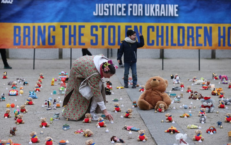 Istri Natalia bereaksi di makam Vasyl Maznichenko, penduduk lokal yang dibunuh oleh tentara Rusia selama pendudukan kota Bucha, pada hari peringatan pertama serangan Rusia di Ukraina, di pemakaman kota, di luar Kyiv, Ukraina 24 Februari 2023. (REUTERS/Valentyn Ogirenko)