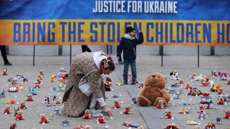 Istri Natalia bereaksi di makam Vasyl Maznichenko, penduduk lokal yang dibunuh oleh tentara Rusia selama pendudukan kota Bucha, pada hari peringatan pertama serangan Rusia di Ukraina, di pemakaman kota, di luar Kyiv, Ukraina 24 Februari 2023. (REUTERS/Valentyn Ogirenko)