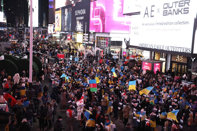 Seorang demonstran memegang poster protes warga Ukraina yang tinggal di Meksiko dan para demonstran untuk memperingati satu tahun invasi Rusia ke Ukraina, di monumen Malaikat Kemerdekaan di Mexico City, Meksiko 24 Februari 2023. (REUTERS/Henry Romero)