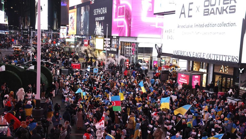 Seorang demonstran memegang poster protes warga Ukraina yang tinggal di Meksiko dan para demonstran untuk memperingati satu tahun invasi Rusia ke Ukraina, di monumen Malaikat Kemerdekaan di Mexico City, Meksiko 24 Februari 2023. (REUTERS/Henry Romero)