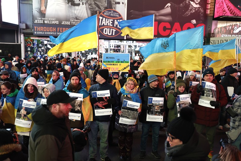 Seorang demonstran memegang poster protes warga Ukraina yang tinggal di Meksiko dan para demonstran untuk memperingati satu tahun invasi Rusia ke Ukraina, di monumen Malaikat Kemerdekaan di Mexico City, Meksiko 24 Februari 2023. Seorang demonstran memegang poster protes warga Ukraina yang tinggal di Meksiko dan para demonstran untuk memperingati satu tahun invasi Rusia ke Ukraina, di monumen Malaikat Kemerdekaan di Mexico City, Meksiko 24 Februari 2023. (REUTERS/Henry Romero)