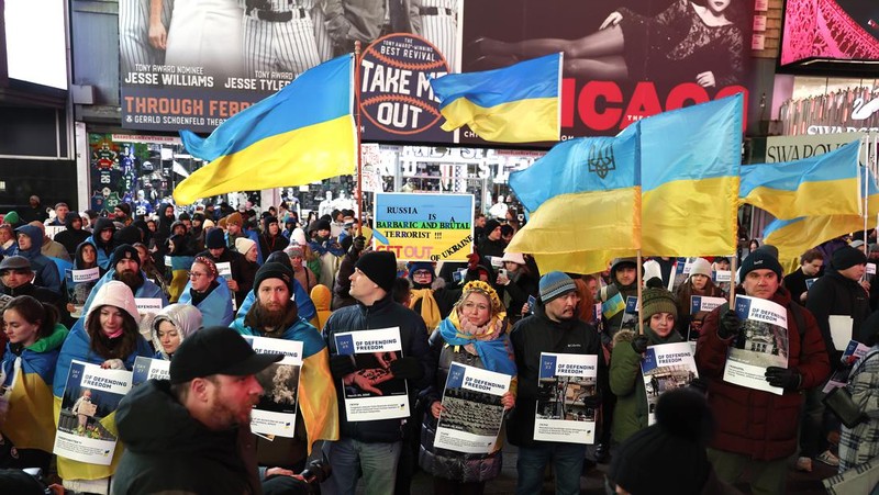 Seorang demonstran memegang poster protes warga Ukraina yang tinggal di Meksiko dan para demonstran untuk memperingati satu tahun invasi Rusia ke Ukraina, di monumen Malaikat Kemerdekaan di Mexico City, Meksiko 24 Februari 2023. (REUTERS/Henry Romero)
