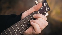 Mau Jamming Dadakan Tanpa Bawa Ampli? Gitar Elektrik Ini Punya Speaker Bawaan 