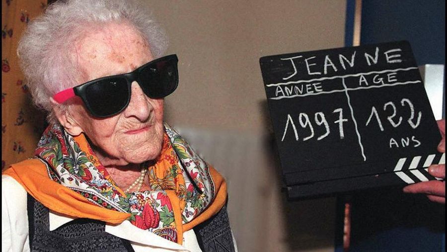 Jeanne Calment, dekan kemanusiaan Arles, berpose untuk fotografer di rumah pensiunnya pada 20 Februari di Arles, menjelang ulang tahunnya yang ke-122, dengan demikian mengalahkan semua rekor umur panjang. (AFP/GEORGES GOBET)

Jeanne Calment, the world's oldest woman, poses for photographers 20 February in Arles, southern France, a day prior her birthday. Calment will celebrate on Friday her 122nd birthday. (Photo by Georges GOBET / AFP)