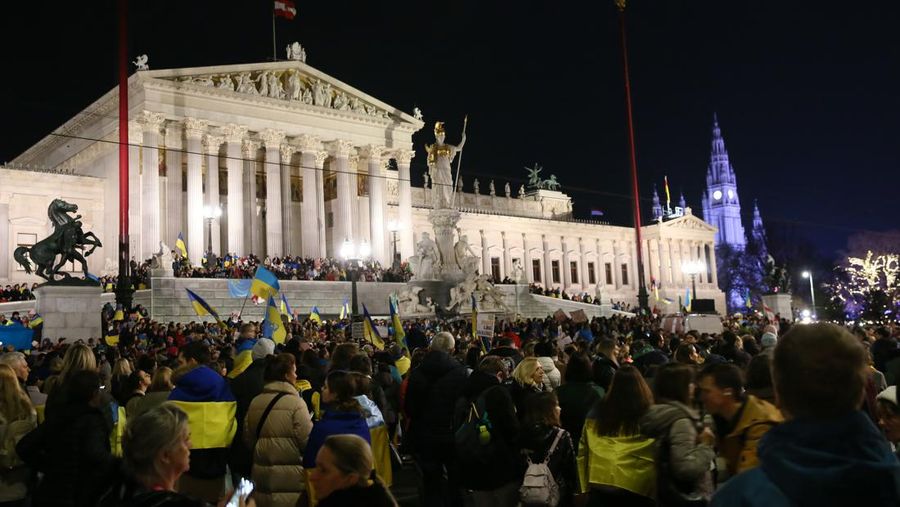 Orang-orang mengambil bagian dalam protes di luar gedung parlemen menentang bola yang diadakan oleh Partai Kebebasan sayap kanan di Istana Hofburg pada peringatan tahun pertama perang Rusia-Ukraina di Wina, Austria pada 24 Februari 2023. (Askin Kiyagan/Anadolu Agency via Getty Images)