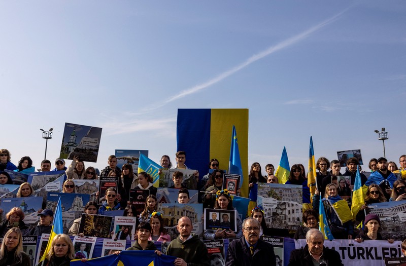 Seorang demonstran memegang poster protes warga Ukraina yang tinggal di Meksiko dan para demonstran untuk memperingati satu tahun invasi Rusia ke Ukraina, di monumen Malaikat Kemerdekaan di Mexico City, Meksiko 24 Februari 2023. Seorang demonstran memegang poster protes warga Ukraina yang tinggal di Meksiko dan para demonstran untuk memperingati satu tahun invasi Rusia ke Ukraina, di monumen Malaikat Kemerdekaan di Mexico City, Meksiko 24 Februari 2023. (REUTERS/Henry Romero)