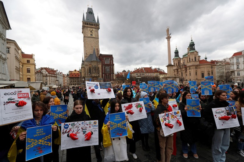 Seorang demonstran memegang poster protes warga Ukraina yang tinggal di Meksiko dan para demonstran untuk memperingati satu tahun invasi Rusia ke Ukraina, di monumen Malaikat Kemerdekaan di Mexico City, Meksiko 24 Februari 2023. Seorang demonstran memegang poster protes warga Ukraina yang tinggal di Meksiko dan para demonstran untuk memperingati satu tahun invasi Rusia ke Ukraina, di monumen Malaikat Kemerdekaan di Mexico City, Meksiko 24 Februari 2023. (REUTERS/Henry Romero)