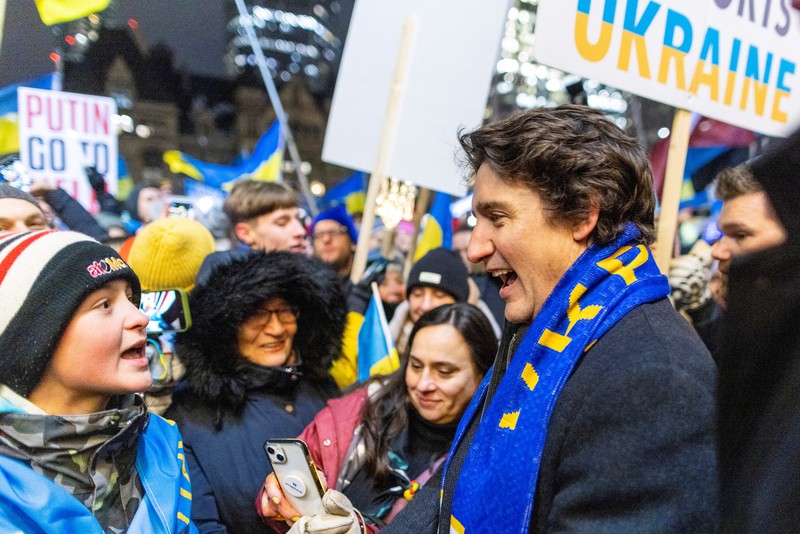 Seorang demonstran memegang poster protes warga Ukraina yang tinggal di Meksiko dan para demonstran untuk memperingati satu tahun invasi Rusia ke Ukraina, di monumen Malaikat Kemerdekaan di Mexico City, Meksiko 24 Februari 2023. Seorang demonstran memegang poster protes warga Ukraina yang tinggal di Meksiko dan para demonstran untuk memperingati satu tahun invasi Rusia ke Ukraina, di monumen Malaikat Kemerdekaan di Mexico City, Meksiko 24 Februari 2023. (REUTERS/Henry Romero)