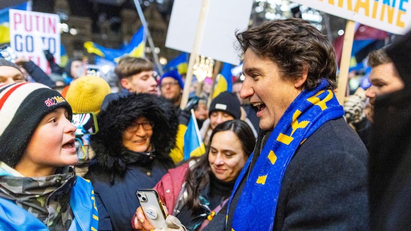 Seorang demonstran memegang poster protes warga Ukraina yang tinggal di Meksiko dan para demonstran untuk memperingati satu tahun invasi Rusia ke Ukraina, di monumen Malaikat Kemerdekaan di Mexico City, Meksiko 24 Februari 2023. (REUTERS/Henry Romero)