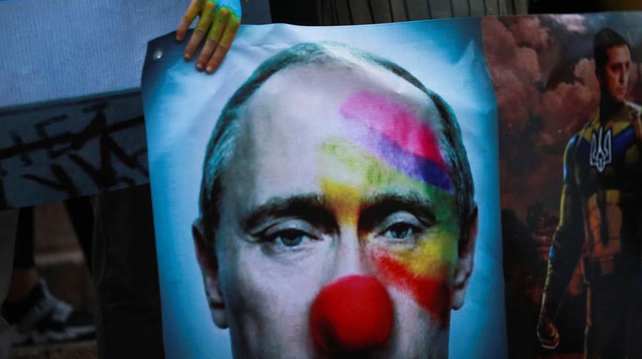 Seorang demonstran memegang poster protes warga Ukraina yang tinggal di Meksiko dan para demonstran untuk memperingati satu tahun invasi Rusia ke Ukraina, di monumen Malaikat Kemerdekaan di Mexico City, Meksiko 24 Februari 2023. (REUTERS/Henry Romero)