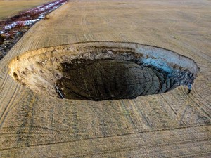 Apa Itu Sinkhole atau Lubang Runtuhan dan Penyebab Terjadinya?
