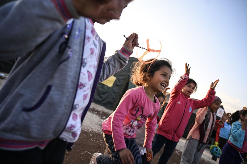 Seorang Gendarmerie Turki merangkul seorang anak di kota tenda dengan 492 tenda, total korban selamat gempa 2020, setelah gempa bumi berkekuatan 7,7 dan 7,6 melanda beberapa provinsi Turkiye termasuk Adiyaman, pada 25 Februari 2023. Seorang Gendarmerie Turki merangkul seorang anak di kota tenda dengan 492 tenda, total korban selamat gempa 2020, setelah gempa bumi berkekuatan 7,7 dan 7,6 melanda beberapa provinsi Turkiye termasuk Adiyaman, pada 25 Februari 2023. Kota tenda menawarkan layanan seperti tiga makanan panas a hari, perawatan kesehatan dan dukungan psikososial untuk korban gempa. Pada 6 Februari, gempa berkekuatan 7,7 yang berpusat di distrik Pazarcik, mengguncang Kahramanmaras dan mengguncang beberapa provinsi dengan kuat, termasuk Gaziantep, Sanliurfa, Diyarbakir, Adana, Adiyaman, Malatya, Osmaniye, Hatay, dan Kilis. Pada hari yang sama pukul 13.24. (1024GMT), gempa berkekuatan 7,6 yang berpusat di distrik Elbistan Kahramanmaras melanda wilayah tersebut. (Esra Hacioglu Karakaya/Anadolu Agency via Getty Images)