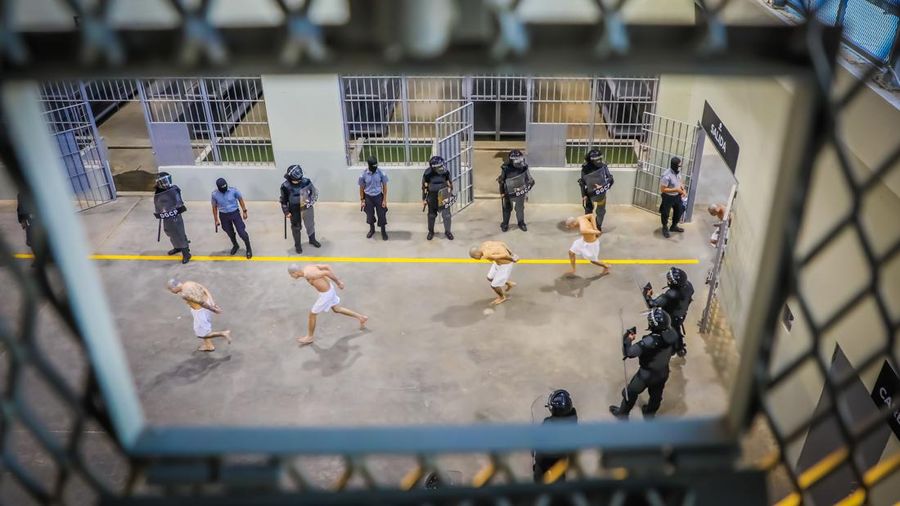 Kedatangan narapidana yang tergabung dalam MS-13 dan 18 geng ke penjara baru 